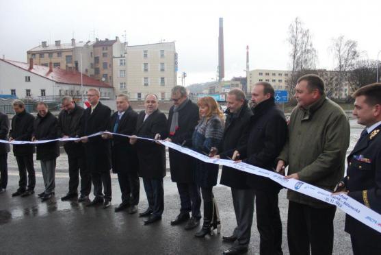 Nový kruhový objezd urychlí průjezd městem. Při slavnostním otevření se všichni shodli, že Náchod obchvat města potřebuje