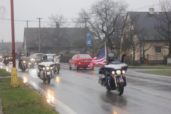 Američané do Náchoda pospíchali. Podél silnic je vítaly davy lidí