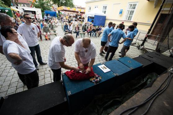 Soutěž českých a polských týmů zahájila sobotní program Broumovské pouti. Vyhrál domácí tým