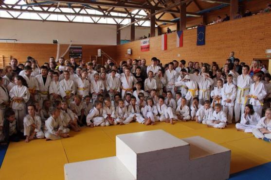 Turnaje v judu se v broumovské Sportovní hale na Spořilově zúčastnily téměř dvě stovky dětí