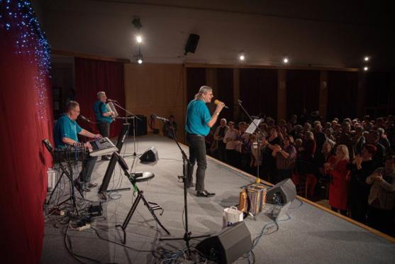 Veselá trojka potěšila zaplněný sál Střelnice