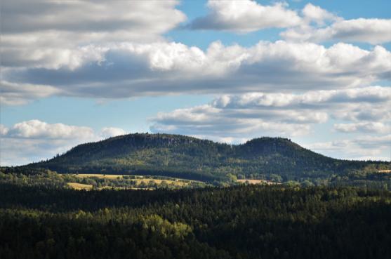 Z Bělého skalami na Junáckou vyhlídku