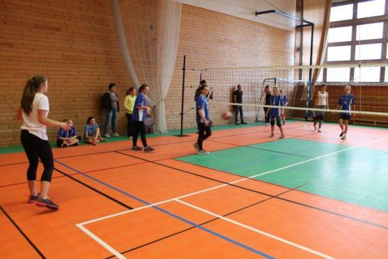 Další turnaj barevného volejbalu se hrál v Broumově