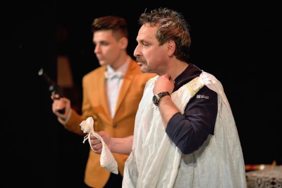 Divadelní soubor Divadlo Broumov sklidil ovace za premiéru francouzské komedie "Mátový nebo citron?"