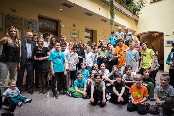 Mladí parkouristé - freeruneři z polického Sokola na promo akci v Poslanecké sněmovně