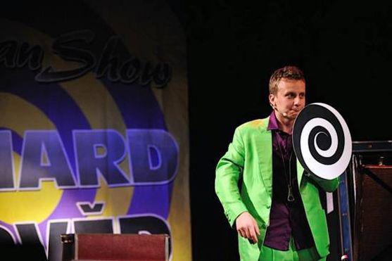 V Broumově vystoupil kouzelník a komik Richard Nedvěd