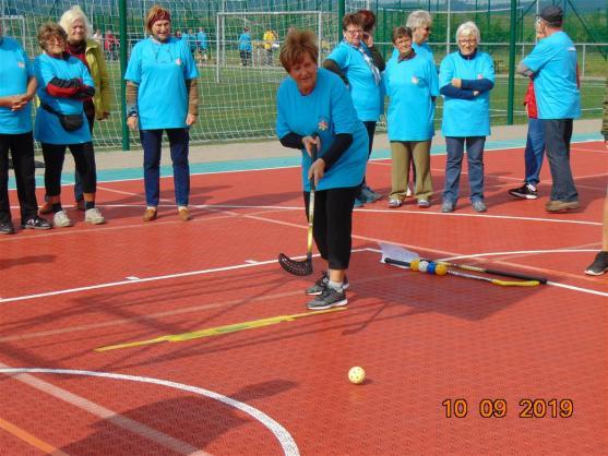 Senioři v Broumově si rádi hrají! První ročník sportovní olympiády jim rozproudil krev v žilách