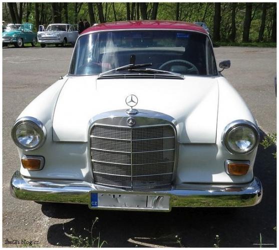 Historická vozidla se zastavila i v Broumově