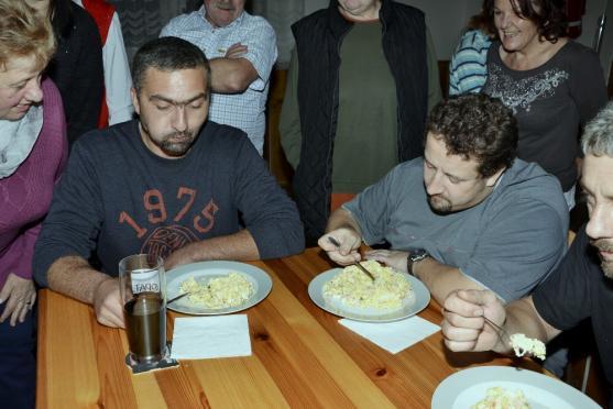 Ve Vernéřovicích spořádali 42 kilogramů bramborového salátu a k tomu sto řízků