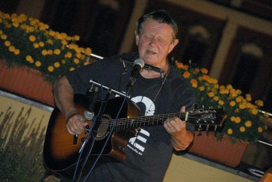 Vladimír Merta hrál na Pellyho Terase v Polici nad Metují 