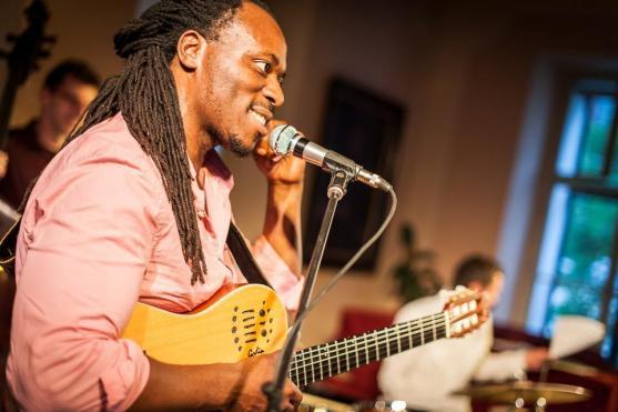 Femi Temowo Trio: Guláš, knedlíky a jazz v posledním předprázdninovém ArtCafé 