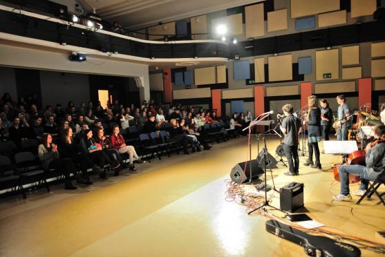 Studenti Gymnázia Broumov hráli pro žáky základních škol 