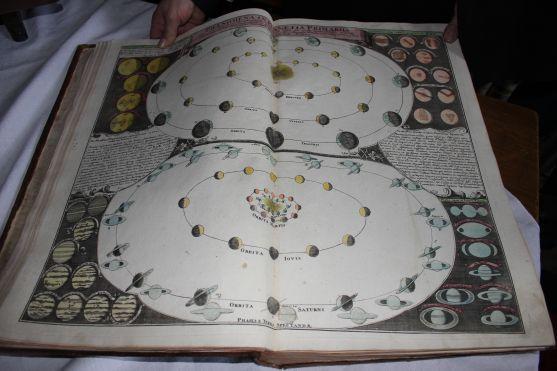 Artefakty, které uvidí prezident v broumovském klášteře