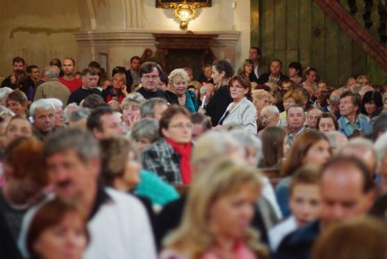 Pavel Šporcl nadchl zaplněný kostel sv. Michaela. Devátý ročník festivalu Za poklady Broumovska byl rekordní v návštěvnosti i výši dobrovolného vstupného 