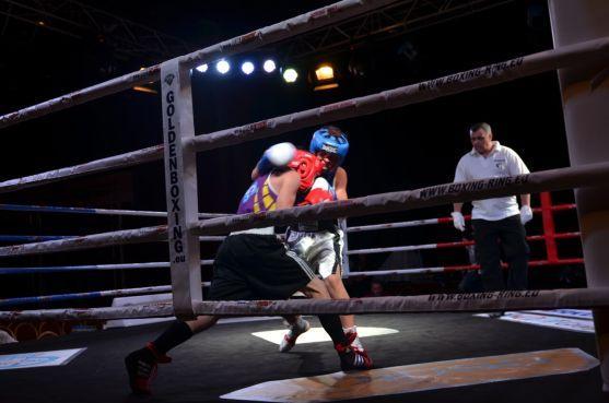 Fotogalerie a video z vítězného boxerského utkání Jakuba Šudy v pražském Hotelu Hilton