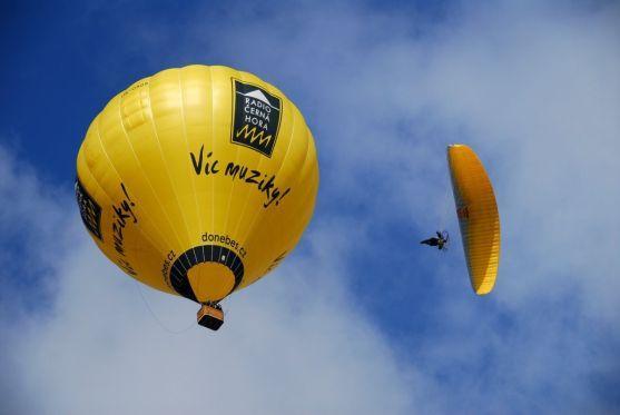 Odlet balónu z Police nad Metují odstartoval projekt 100 startů z českých měst