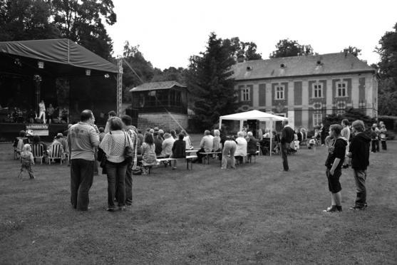 Koncert českého Elvise v klášterní zahradě. Spokojenost na pódiu i pod ním 