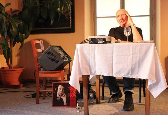 Písně Petra Nováka a vyprávění Jiřího Černého dojaly klášterní Kreslírnu 