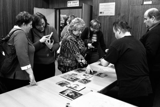 Václav Neckář se skupinou Bacily naplnil broumovskou Střelnici 