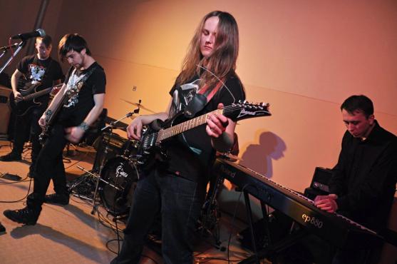 Na festivalu miniRockTrencle debutovala broumovská kapela Hellmania 