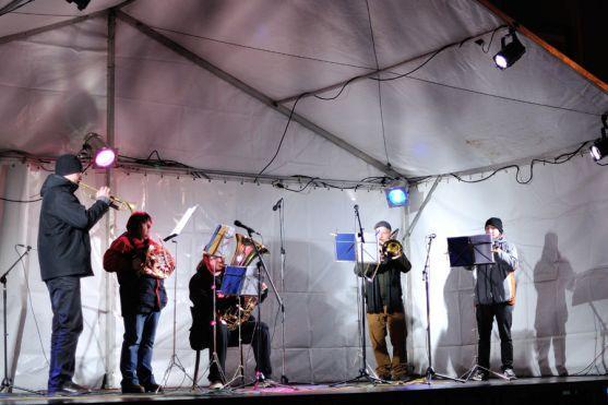 Na broumovském náměstí se včera večer rozsvítil městský vánoční strom