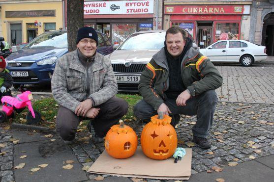 Na broumovském náměstí se dlabaly dýně už po osmé