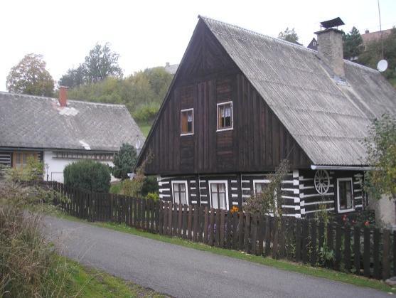Maršovským údolím kolem řeky Metuje do Maršova n. M. na Policku a zpátky po silnici s výhledy na pohoří po obou stranách česko-polské hranice