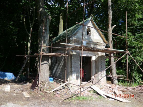 V Šonově u Broumova opravili kapličku. Koncem srpna dokončí Dům pro seniory 