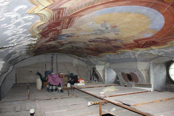 Pět měsíců stavebních prací v broumovském klášteře a jeho zahradě 