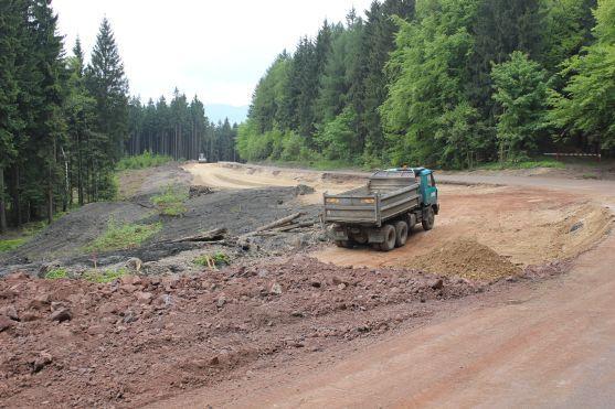 Na silnici přes Pasa se pracuje i o víkendech. Zdržení stavby se neočekává 