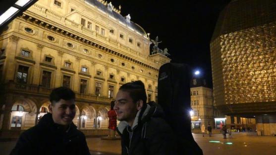 Blízko… (nejen Národnímu divadlu)