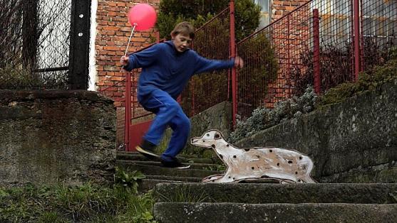 Červený balónek po Policku 