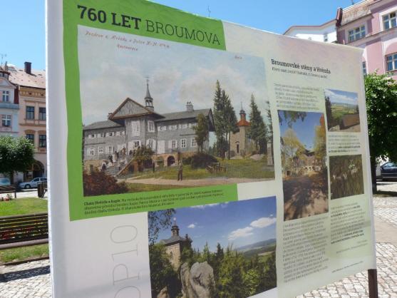 Broumovsky specifická vernisáž TOP 10 aneb Přijel i traktor 