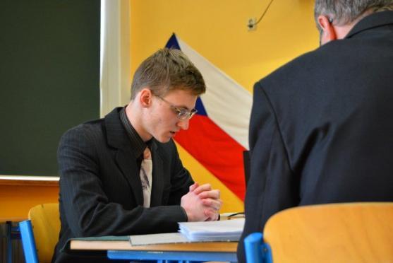 Oktáva úspěšně odmaturovala. Závěrečné slovo třídního učitele 