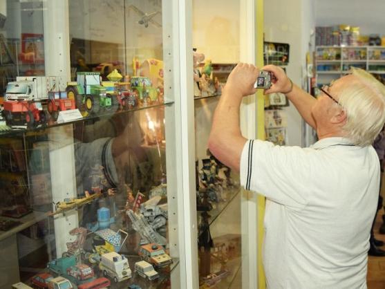 Polické Muzeum papírových modelů otevřelo výstavu z tvorby stavitele modelů 