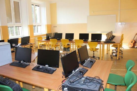 V září 2015 to bude 85 let, co byla v Broumově otevřena první česká škola 