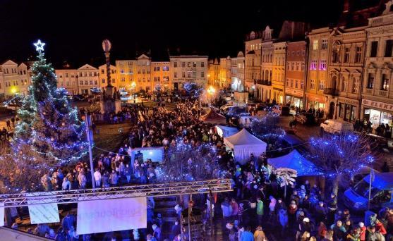 Rozsvícení vánočního stromu v Broumově si nenechaly ujít stovky lidí 