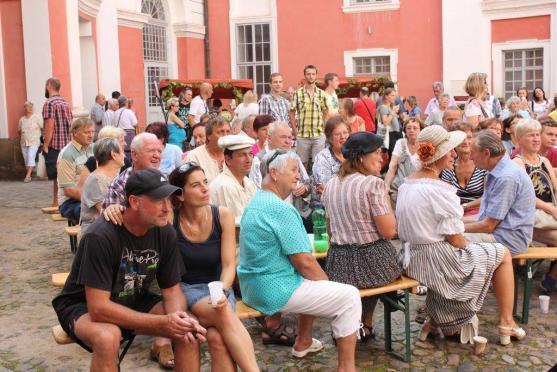 Burčákobraní se vydařilo, přišly stovky lidí… V sobotu bude klášter zvát na Podzimní trh 