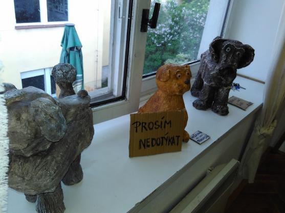 V Zeleném domečku vystavují své obrazy žáci výtvarného oboru Základní umělecké školy v Polici nad Metují 