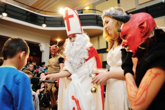 Druhý adventní víkend patřil čertům, trhům a adventnímu koncertu 