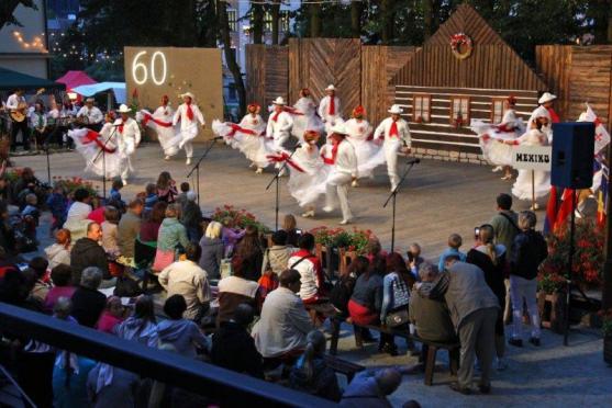 Světové folklorní soubory nečekaně překvapí Hronov, Náchod a Ratibořice 