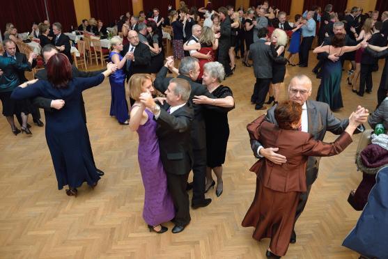 Na Plese města Broumova se kromě tance i žonglovalo. K vidění byla i UV show 