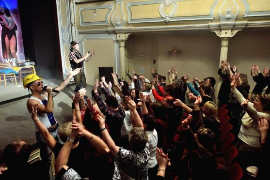 Broumovské techtle mechtle. Travesti show nenechala chladnou žádnou fanynku 