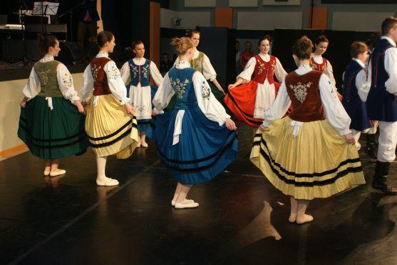 V choreografii Ukrajinky tančily Češky, Vietnamka a Polák 