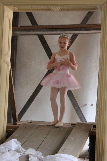 Skupina baletek Heleny Ogriščenkové připravuje vystoupení v historickém prostředí broumovského kláštera 