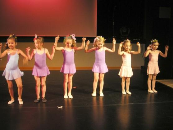 Broumovská Základní umělecká škola ukončila školní rok a mladé tanečnice i zpěváci okouzlili rodiče 