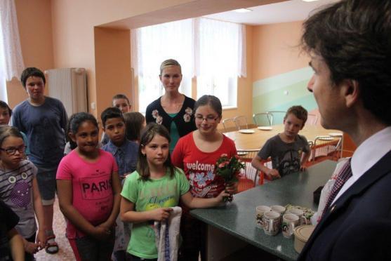 Americký velvyslanec v Broumově navštívil klášter, Masarykovu základní školu a undergroundový klub Eden