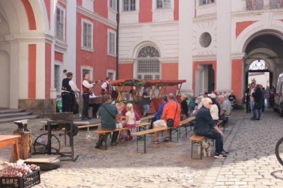 Trhy a burčák přilákaly do kláštera několik stovek návštěvníků 