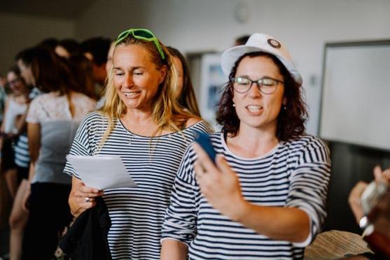 Při koncertním benefičním turné po nádražích muzikanti z Police Symphony Orchestra vybrali pro Plešouny přes sto tisíc korun 