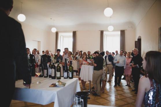 Dobročinnost a skvělé víno – všeho bylo v broumovském klášteře dosti…